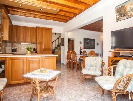 Dom wakacyjny Fernanda's Traditional 2 Floor House